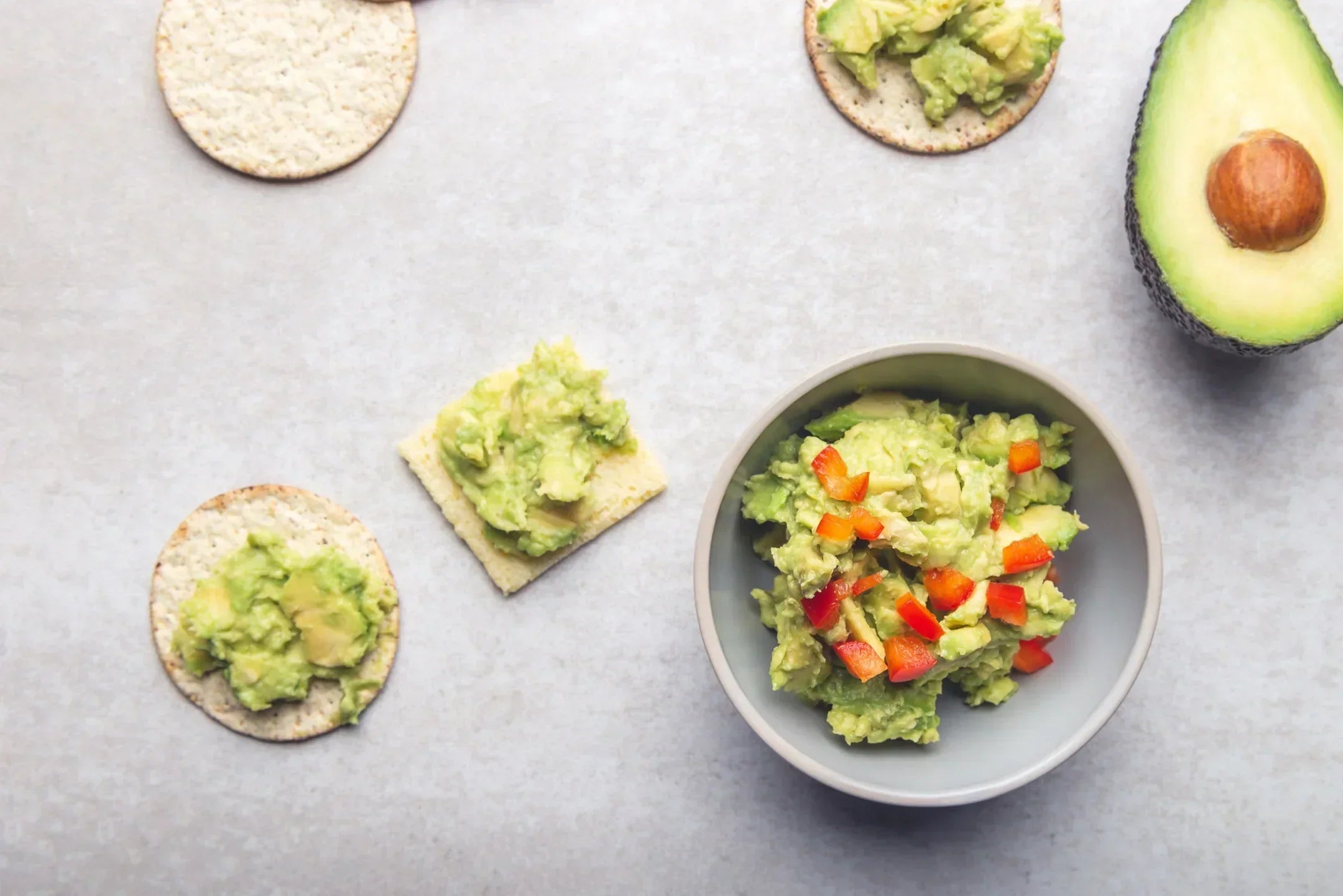 Easy guacamole with crackers