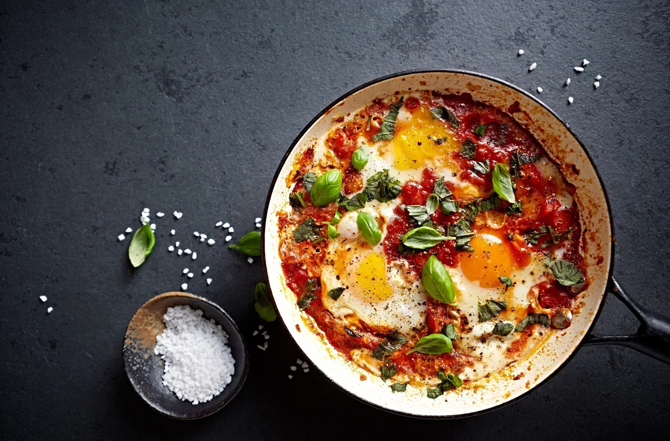 Harissa baked eggs