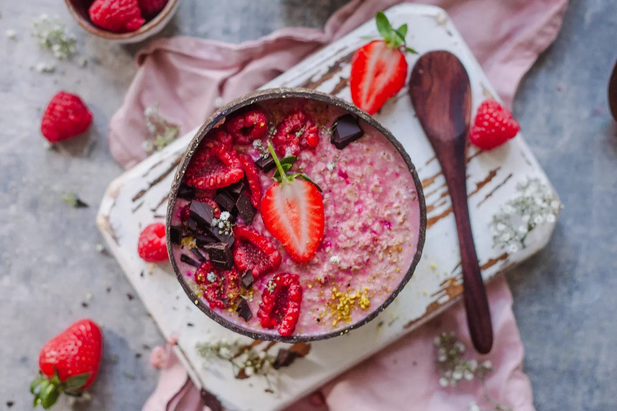 Protein porridge with strawberries and collagen